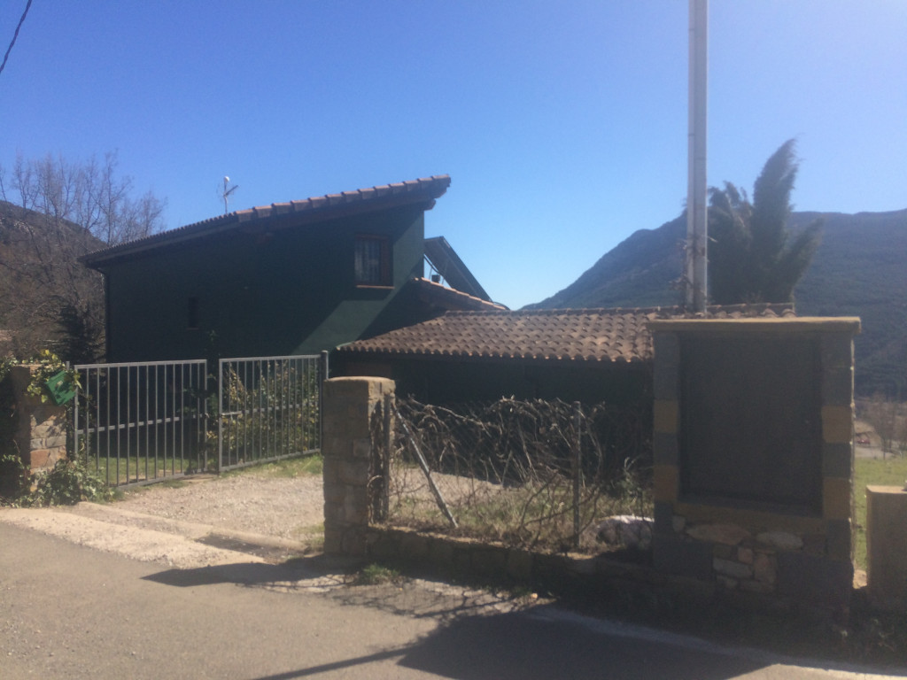 CHALET-CASA UNIFAMILIAR CON TERRENO EN SANTORENS (HUESCA)