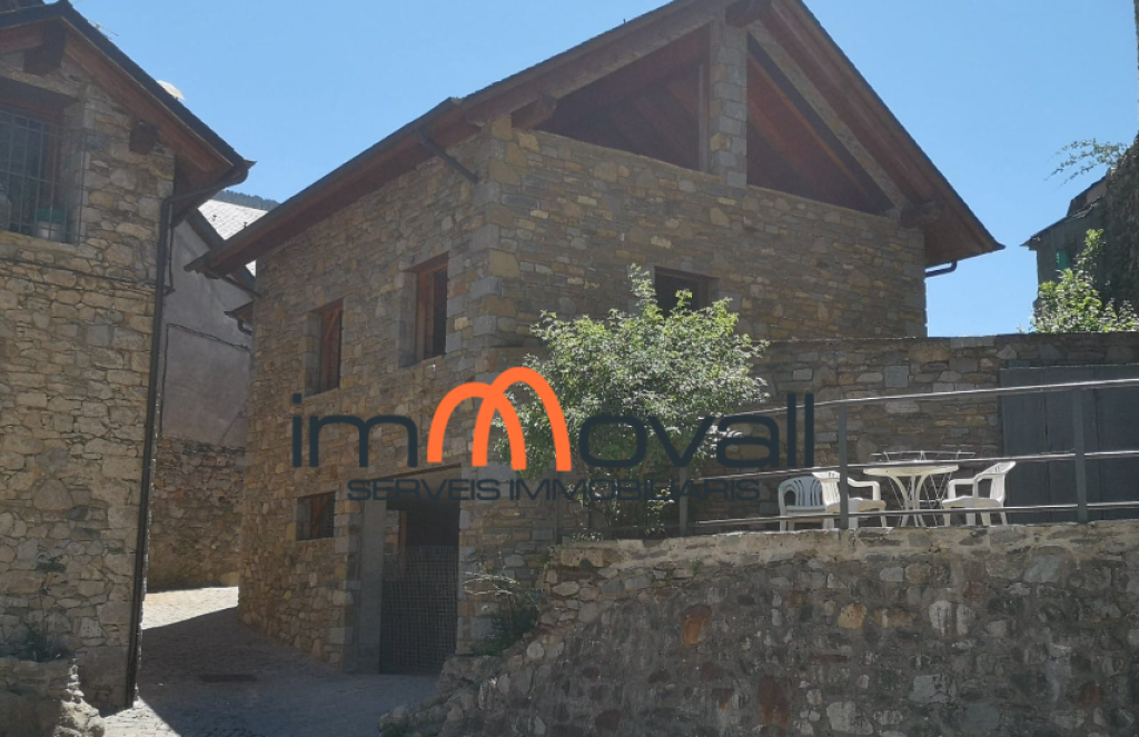 CASA UNIFAMILIAR EN CONSTRUCCION EN EL PUEBLO DE ANETO